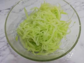 然后再捞出沥干水分放入碗中