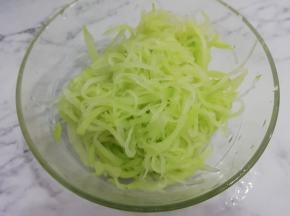 然后再捞出沥干水分放入碗中