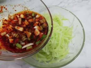 把调好的料放入碗中，搅拌均匀