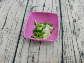 小葱切成粒