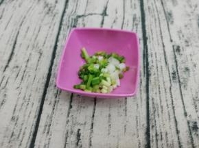 小葱切成粒
