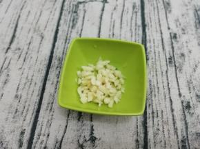 蒜切成粒