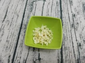 蒜切成粒