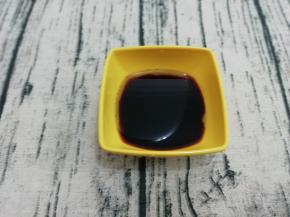 把生抽、香油和醋放入容器中