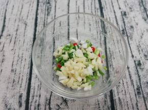 把蒜、小米椒和放入碗中