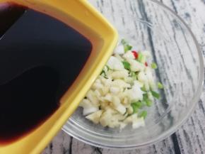 再把生抽、醋和香油倒入碗中