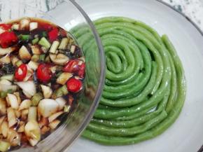 焯好的长豆角捞出沥干水分，把长豆角一根一根的盘在盘子中，然后倒入调好的料