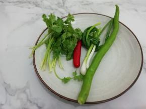 准备小米椒、青椒、葱和香菜