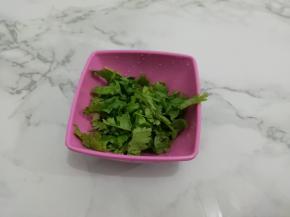 香菜洗干净，切成小段