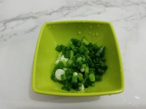 葱同样切成小段
