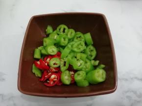 青椒和小米椒也一样切成块