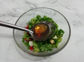 一勺香油搅拌均匀