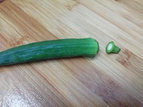 秋葵洗干净先切去一块顶部