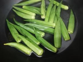 加入适量的水，再加少许的盐和油大火烧开，再把秋葵放入锅中焯水一分钟