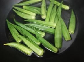 加入适量的水，再加少许的盐和油大火烧开，再把秋葵放入锅中焯水一分钟