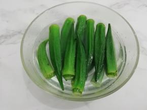焯好水的秋葵捞出，放入冰水凉开水中，