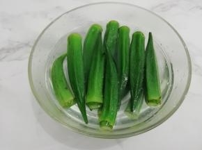 焯好水的秋葵捞出，放入冰水凉开水中，