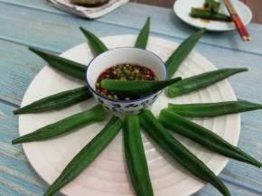 也可以把秋葵切成小段，放入碗中倒入调料拌均匀