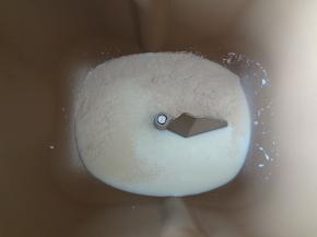 将酵母均匀的撒入牛奶中，为了更好的融合面包机提前加入最好