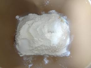 加入糖和盐，注意糖和盐需要对角放