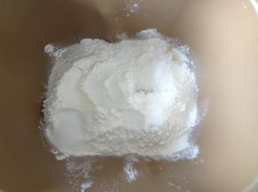加入糖和盐，注意糖和盐需要对角放