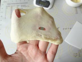 开始启动揉面程序，出现易破的厚膜的时候准备加入软化的黄油