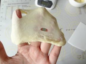 开始启动揉面程序，出现易破的厚膜的时候准备加入软化的黄油