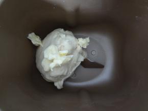 加入提前软化的黄油，继续启动揉面程序