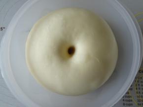 发酵到2倍大就可以了，手指粘粉戳孔洞口不回缩不塌陷就可以了