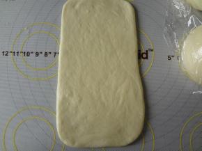 松弛结束后取面团擀成长方形翻面