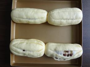 取出用刀片在表面轻轻的割几道口子，（图片上有两个爆开了新刀片下手重了，蜜豆多了点）