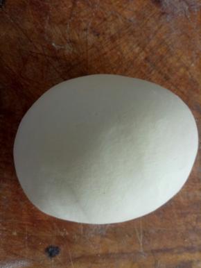 主材料混合揉透，揉成光滑的面团