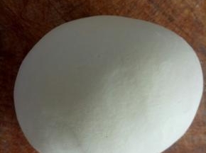 主材料混合揉透，揉成光滑的面团