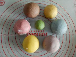 分别取65克的面团揉入南瓜粉，蝶豆花粉，紫薯粉，红曲粉。
再取80克面团揉入可可粉。
50克面团揉入胡萝卜粉。
剩下的揉入菠菜粉或者抹茶粉