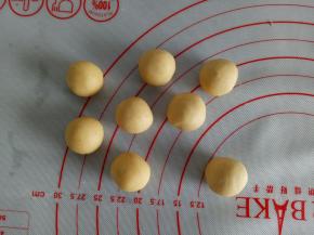 胡萝卜粉面团揉透平均分成8份，揉圆