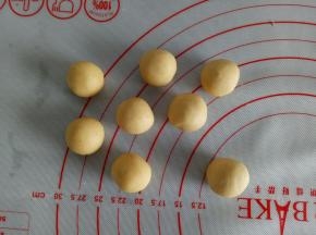 胡萝卜粉面团揉透平均分成8份，揉圆