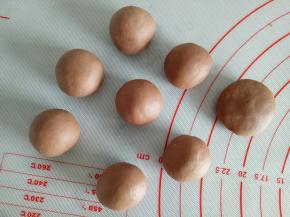 可可粉面团也分成8份揉圆