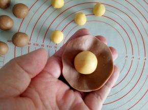 将胡萝卜面团包入可可面团里