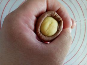 虎口慢慢向上推，收口捏紧