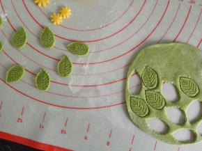 绿色面团同样揉一揉擀薄，压出叶子的形状