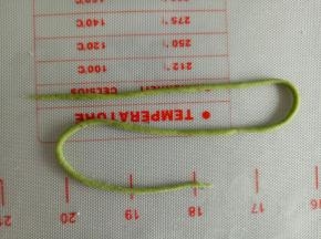 再取适量绿色面团搓细长条
