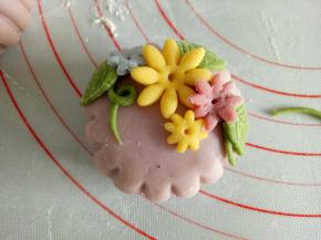 将花藤，树叶，花朵按自己的想法组装起来