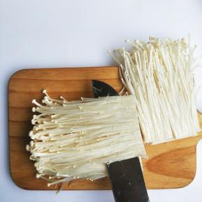 金针菇洗干净，横切。