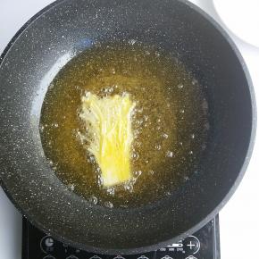放入金针菇，炸至金黄即可。