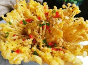 捞出沥油，撒上椒盐，葱花，菜椒即可。