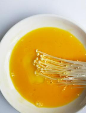 金针菇裹上一层蛋液。