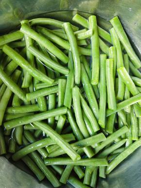 切小段，放在开水锅里，加少量盐焯水几分钟。