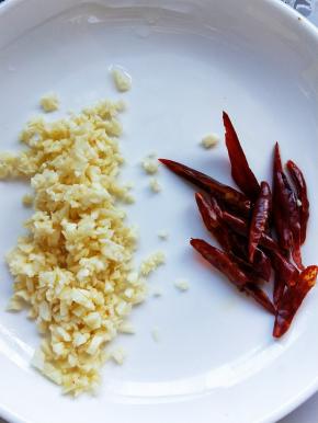 干辣椒，蒜切好。