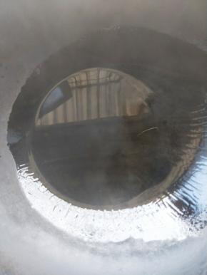 油锅加热至八九成热。