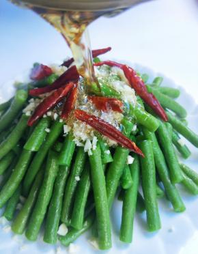 快速浇在豇豆上。